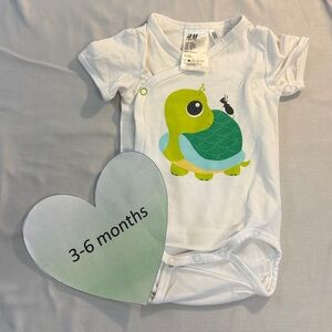 H&M - Soft White Short Sleeve kimono style Baby Onesie Top with turtle design